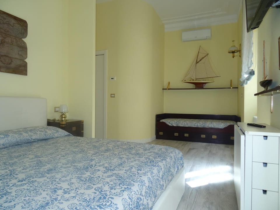 Kitchen or kitchenette, Bedroom