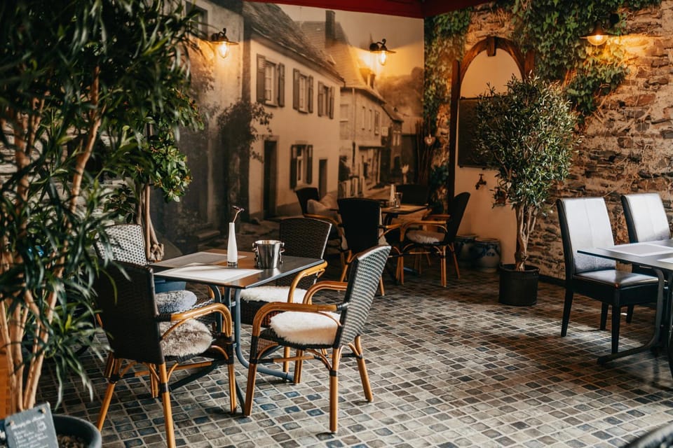 Restaurant/places to eat, Internal: Not applicable to any particular room