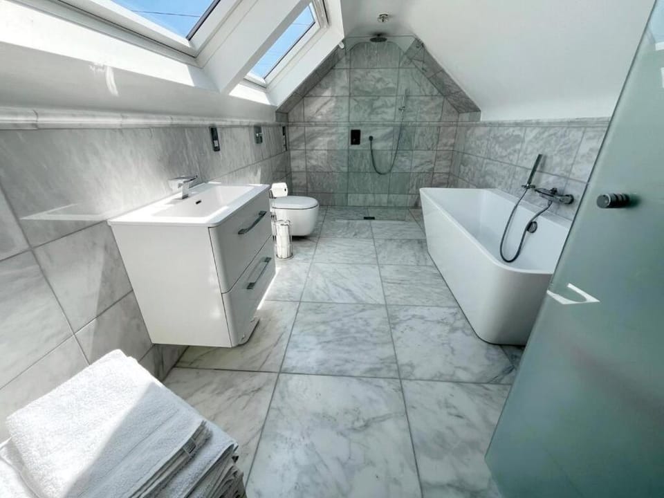 Oak Valley Lodges & Camping House in Rother District