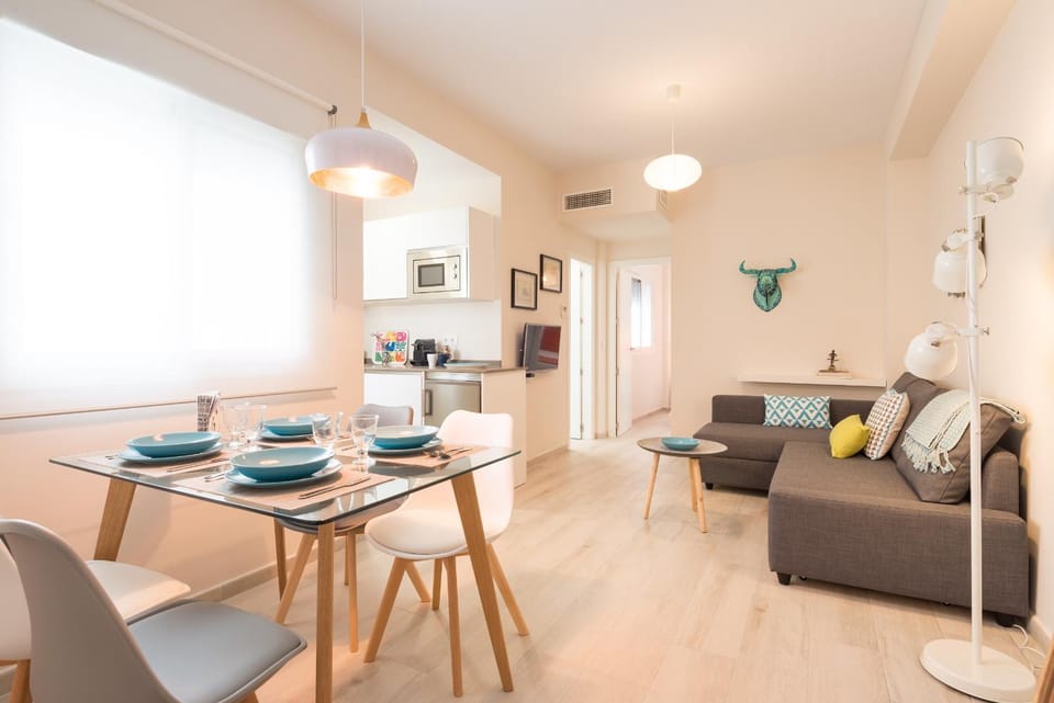 TV and multimedia, Kitchen or kitchenette, Living room, Seating area, Dining area