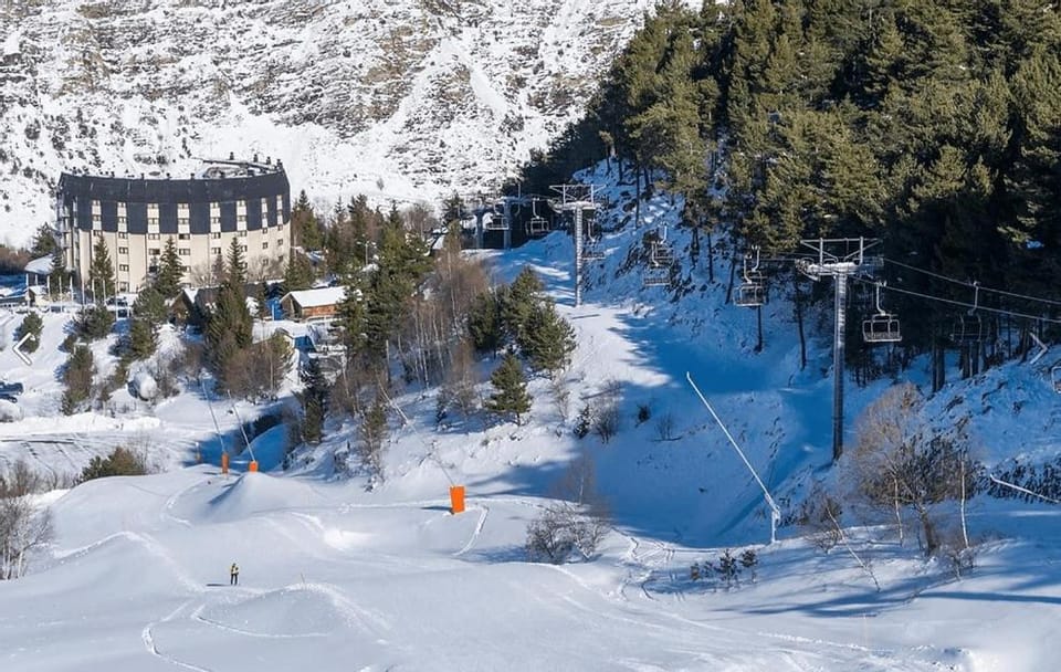 Property building, Bird's eye view, Skiing, Skiing, Location