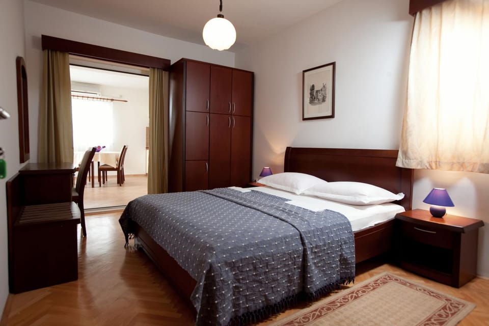 Bathroom, Kitchen or kitchenette, Dining area, Bedroom