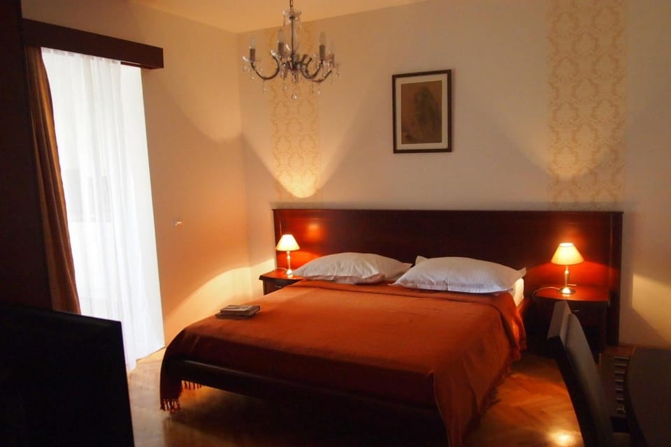 Bed, Dining area, Bedroom