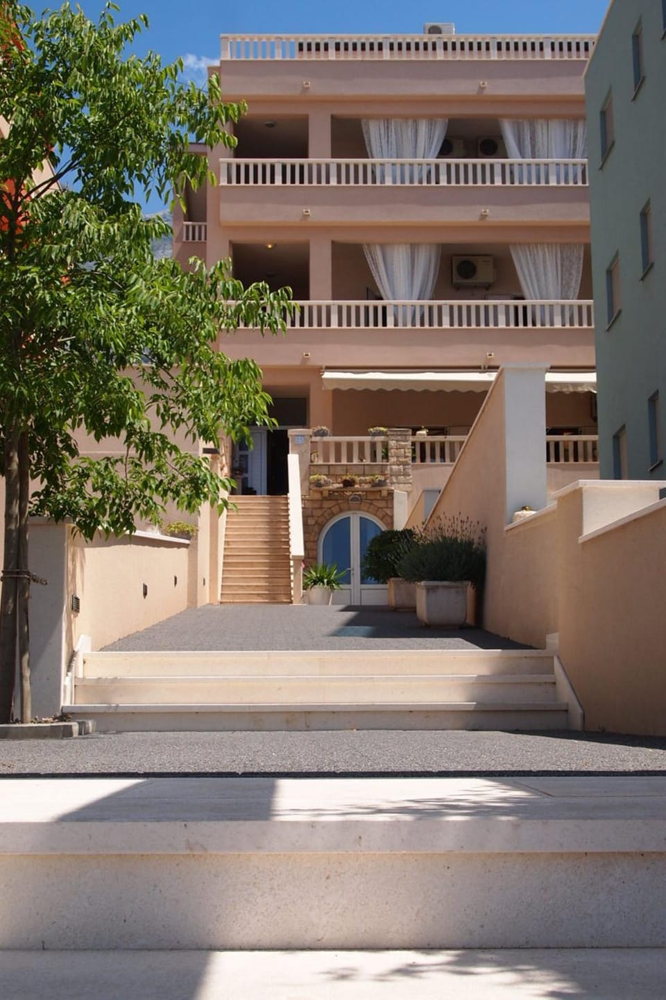 Facade/entrance