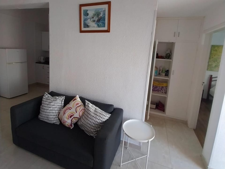 Mikis' 1 Bedroom near the Beach and City Center Apartment in Larnaca