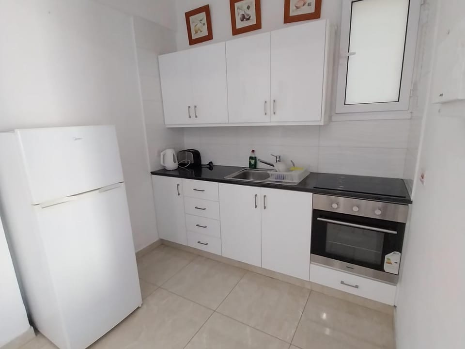 Mikis' 1 Bedroom near the Beach and City Center Apartment in Larnaca