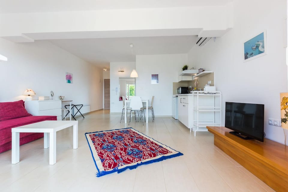 Kitchen or kitchenette, Living room, Seating area, Dining area