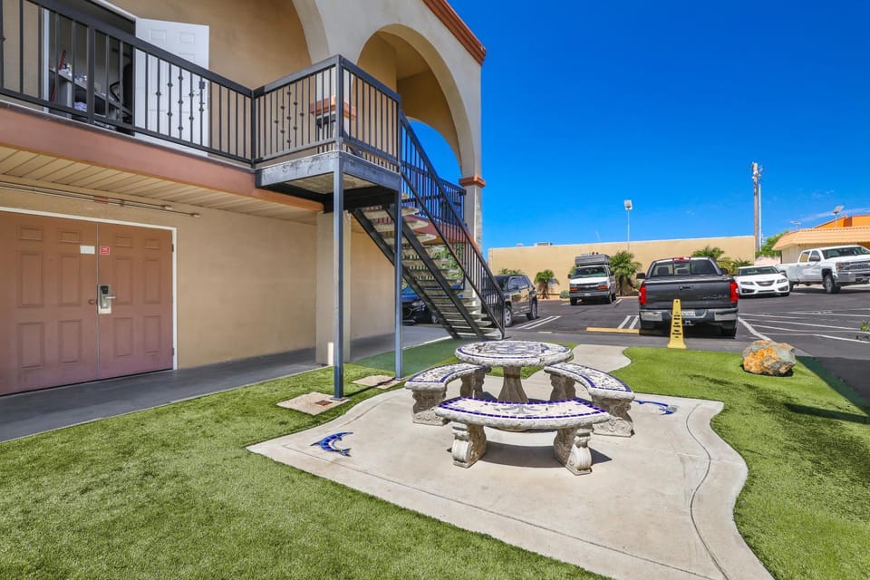Seating area, Parking