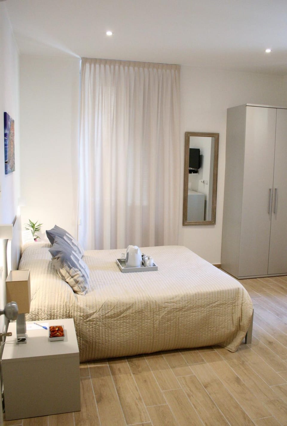 Photo of the whole room, Bedroom