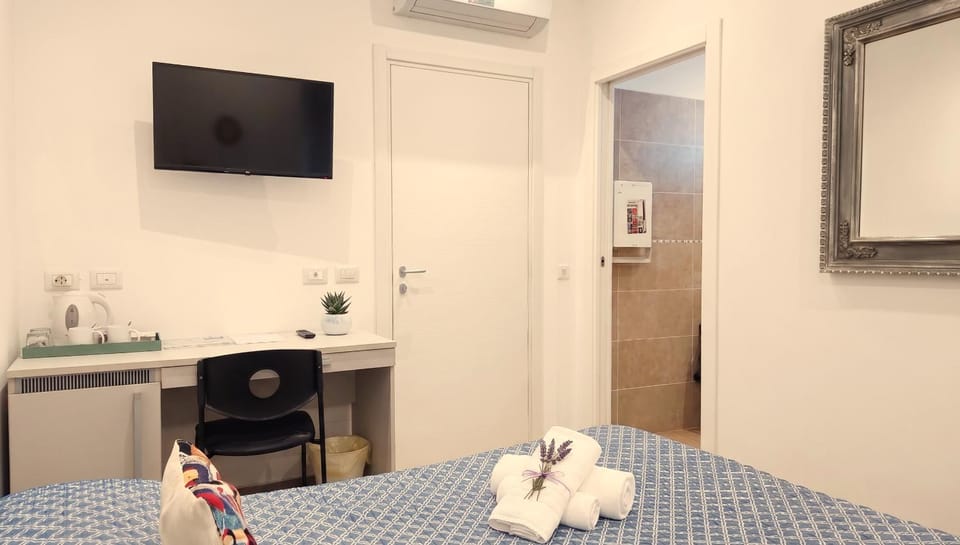 Bed, TV and multimedia, Bedroom