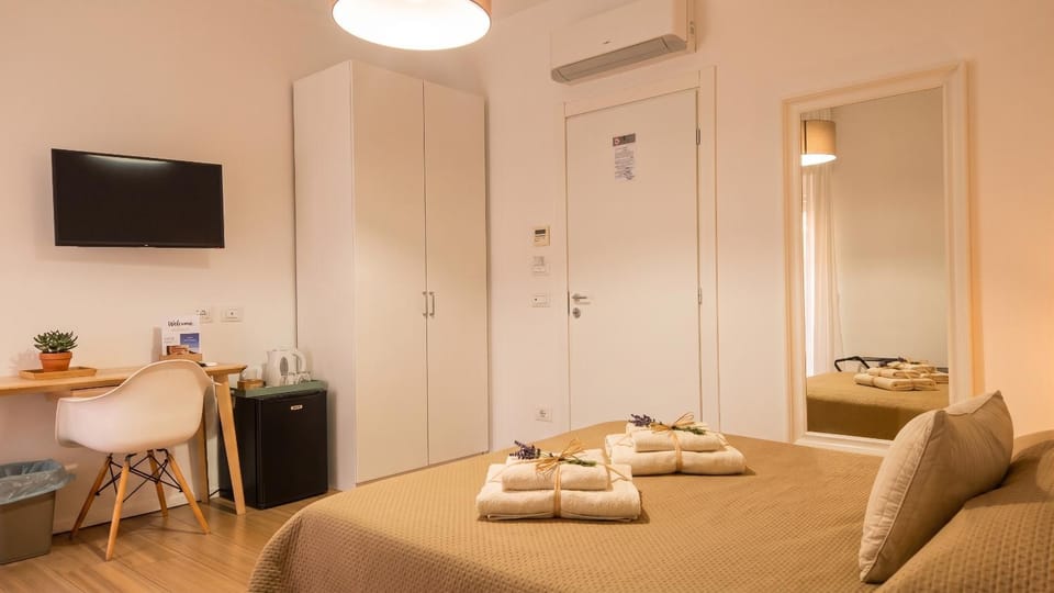 Bed, TV and multimedia, Bedroom, towels, air conditioner