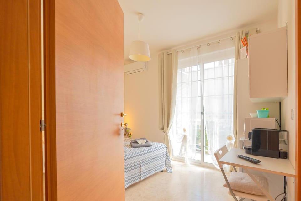 Bed, Photo of the whole room, Bedroom, hair dresser, air conditioner