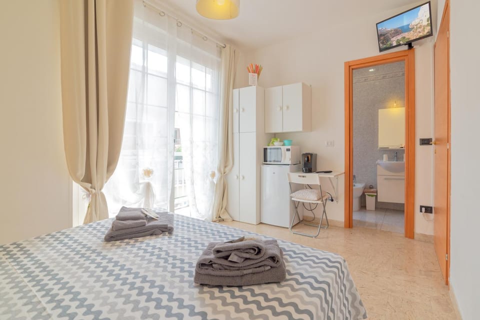 Bed, TV and multimedia, Kitchen or kitchenette, Photo of the whole room, Bedroom, minibar, towels