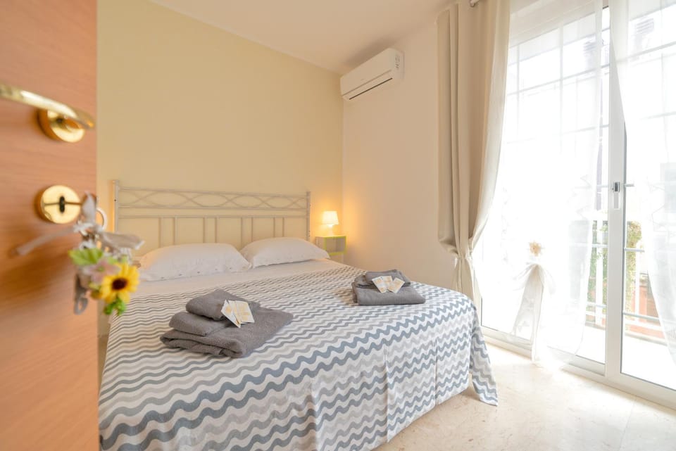 Bed, Photo of the whole room, Bedroom, towels, air conditioner