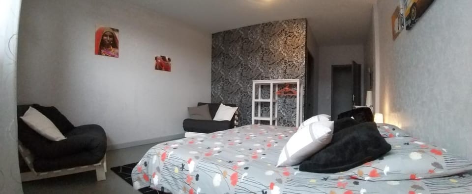 Photo of the whole room, Bedroom