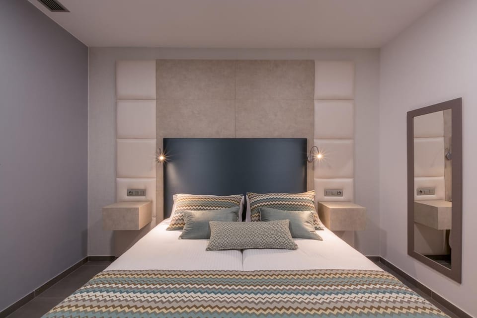 Bed, TV and multimedia, Photo of the whole room, Bedroom
