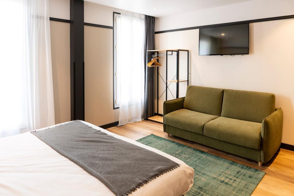 Bed, TV and multimedia, Living room, Photo of the whole room, Seating area, Bedroom