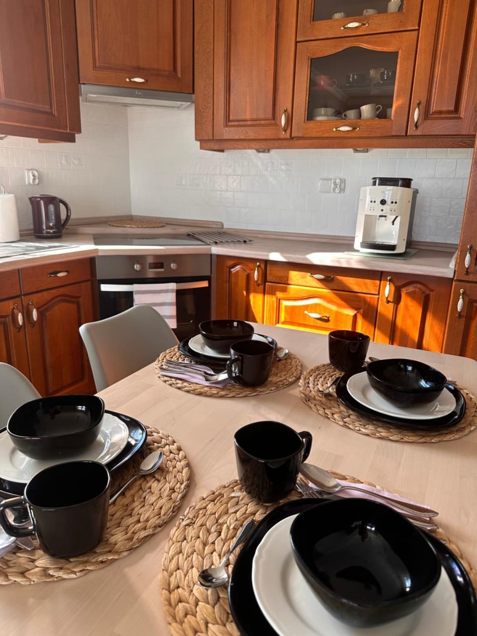Coffee/tea facilities, Kitchen or kitchenette, Dining area, stove