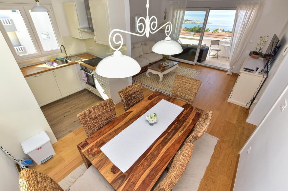 TV and multimedia, Balcony/Terrace, Kitchen or kitchenette, Living room, Dining area, City view, Sea view