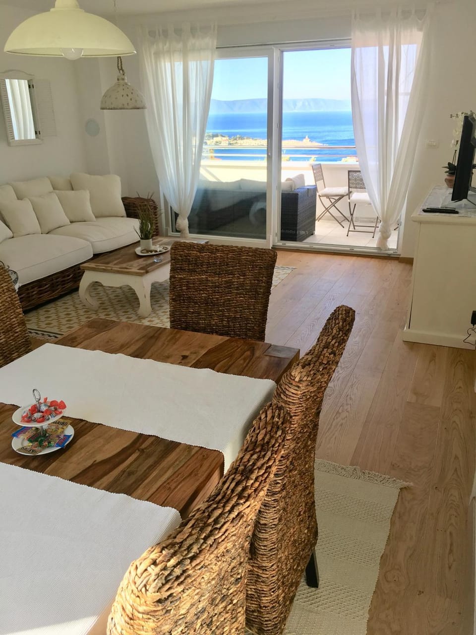 Day, Summer, Balcony/Terrace, Living room, Photo of the whole room, Decorative detail, Dining area, City view, Sea view, Sea view