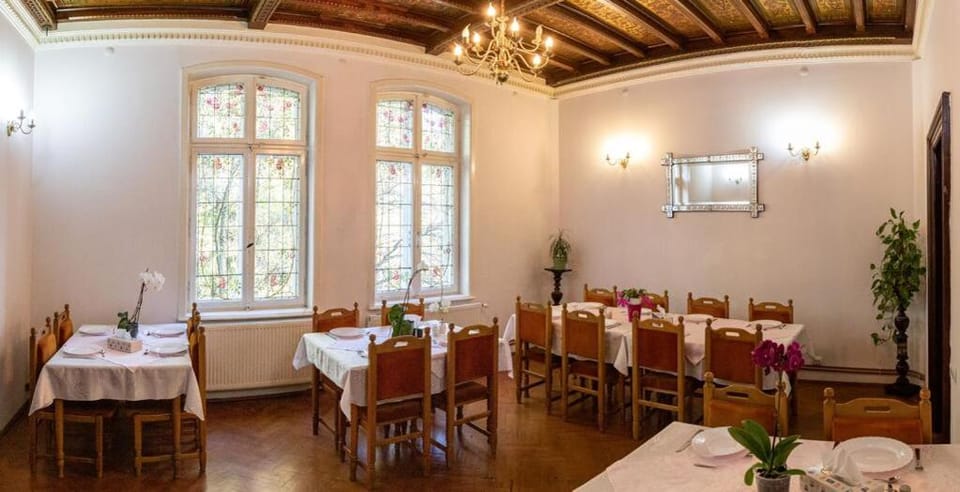 Restaurant/places to eat, TV and multimedia, Breakfast