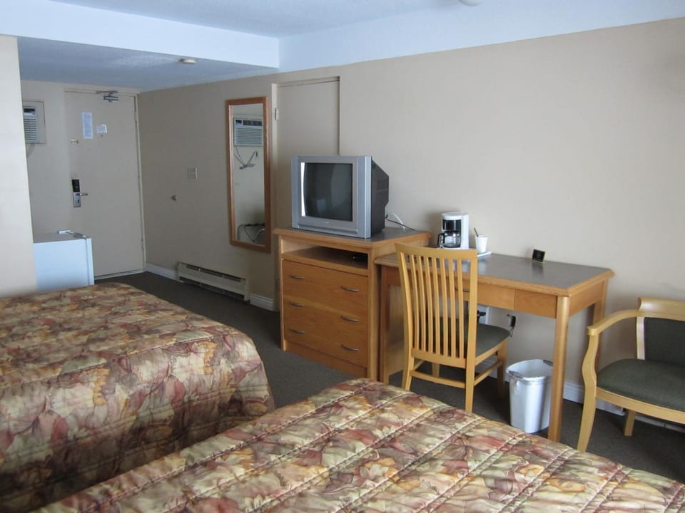 TV and multimedia, Seating area, Bedroom