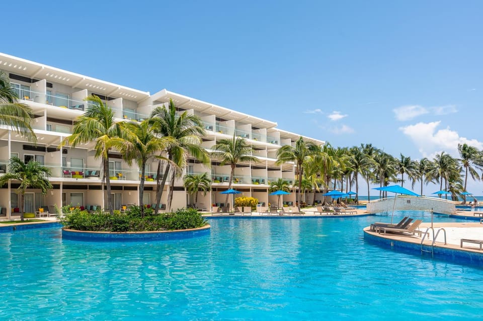 Property building, Day, Pool view, Swimming pool