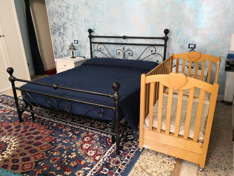 Bedroom, cot