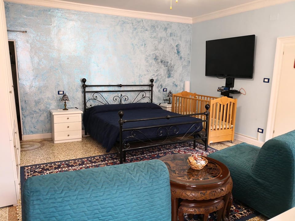Bedroom, cot