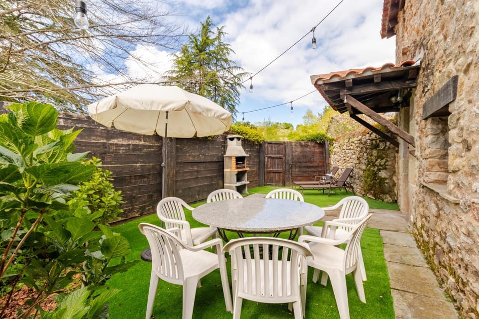 Property building, Patio, Day, Garden, Dining area, Garden view