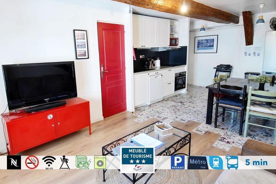 TV and multimedia, Coffee/tea facilities, Kitchen or kitchenette, Living room, Seating area, Dining area