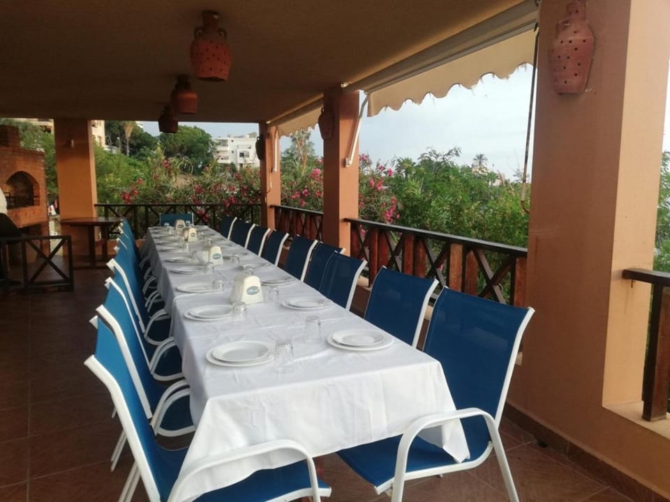 Restaurant/places to eat, BBQ facilities, Balcony/Terrace, Sea view, Continental breakfast, Buffet breakfast, Lunch, Dinner