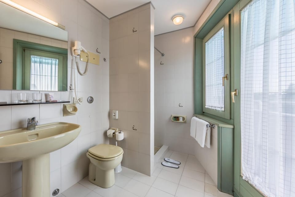 Bathroom, Photo of the whole room