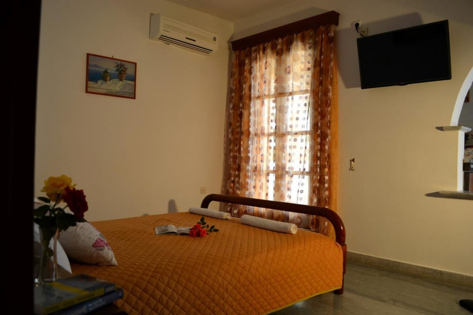 Bed, TV and multimedia, Photo of the whole room, Bedroom