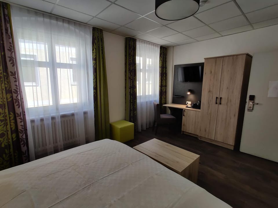 TV and multimedia, Photo of the whole room, Bedroom