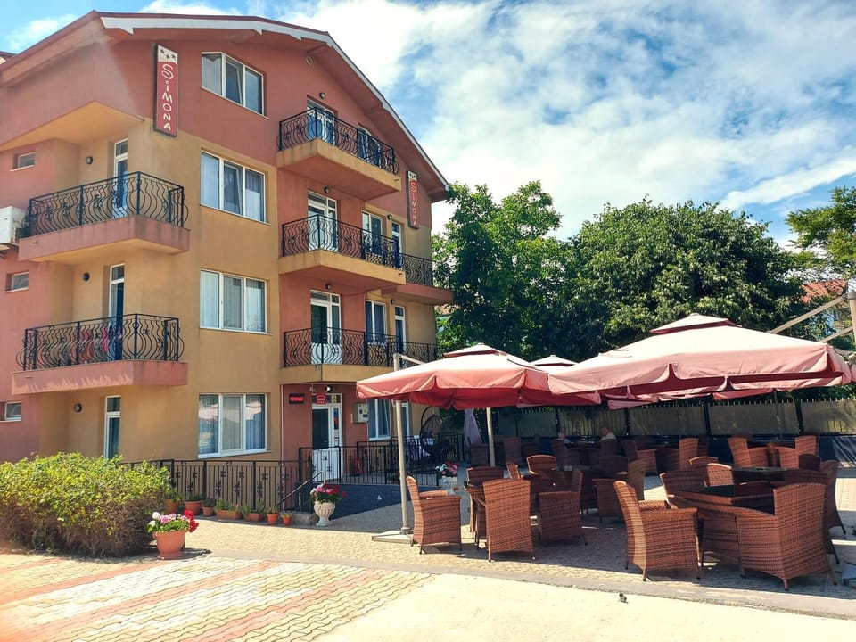 Property building, Balcony/Terrace, Meals
