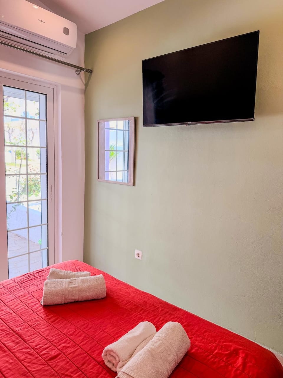 Bed, TV and multimedia, air conditioner