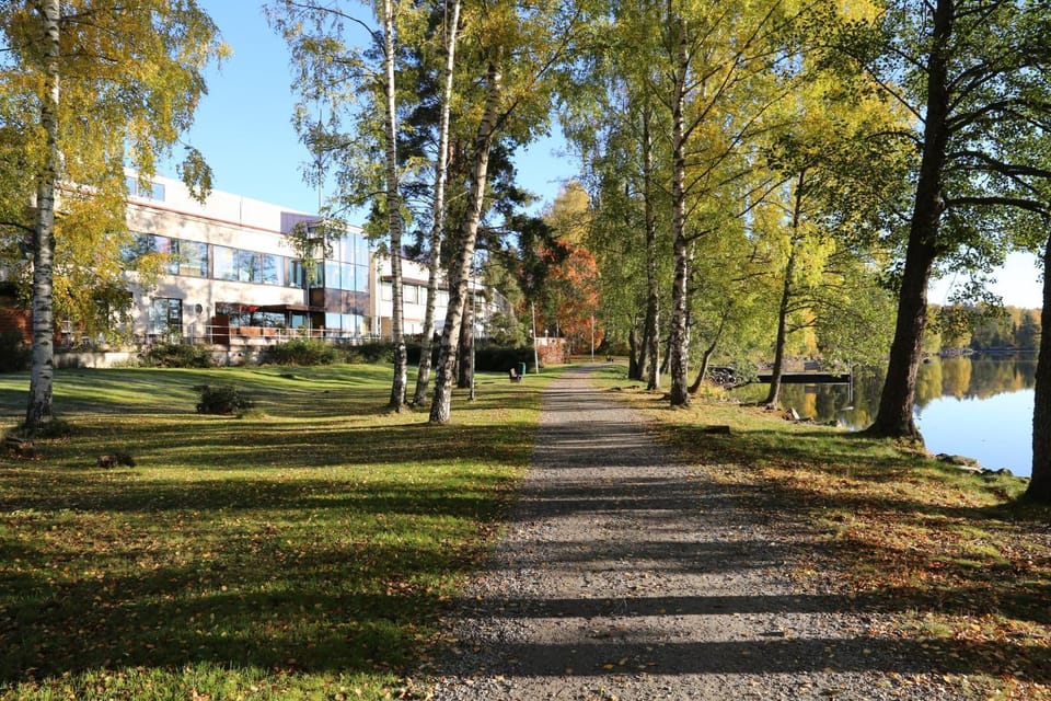 Property building, Patio, Day, Neighbourhood, Garden, Garden view, Lake view