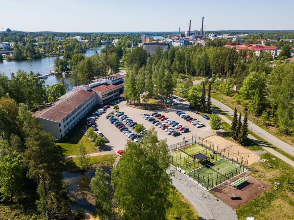 Property building, Day, Neighbourhood, Natural landscape, View (from property/room), City view, Lake view, Parking