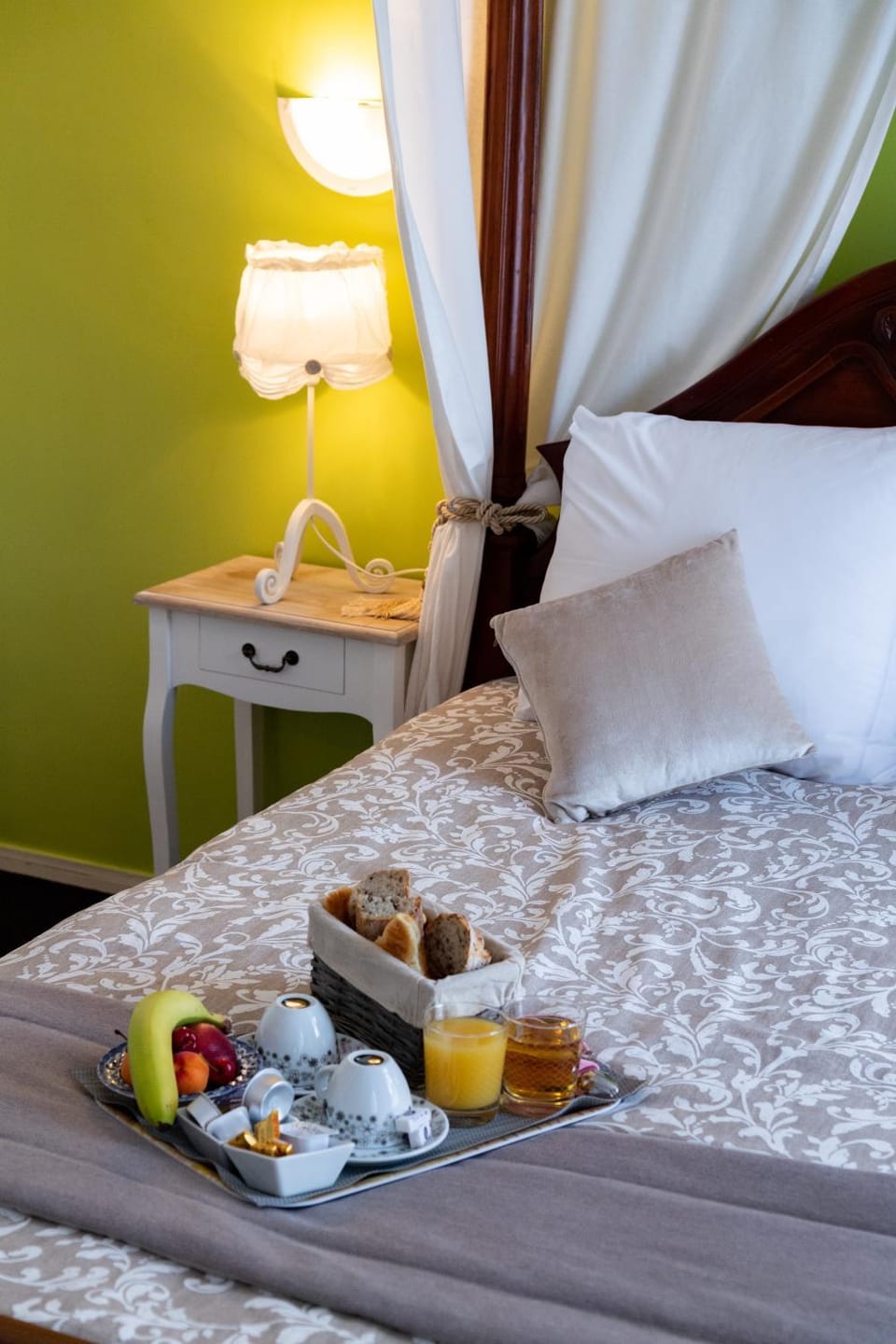 Coffee/tea facilities, Decorative detail, Bedroom