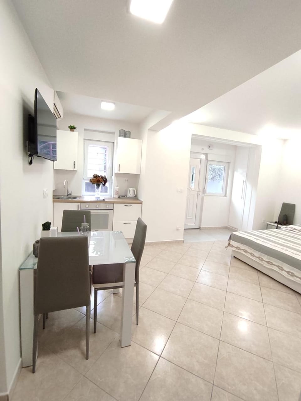Bed, TV and multimedia, Kitchen or kitchenette, Photo of the whole room, Dining area, hair dresser