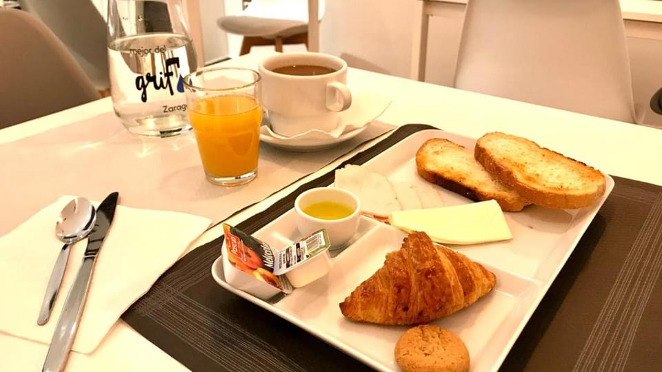 Restaurant/places to eat, Food close-up, Lounge or bar, Food and drinks, Food, Area and facilities, Breakfast