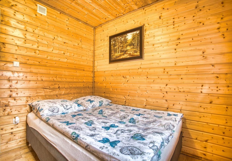 Bed, Other, Other, Other, Photo of the whole room, Decorative detail, Decorative detail, Seating area, Bedroom, towels, towels