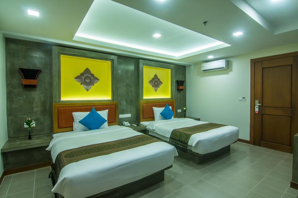 Shower, Toilet, Bathroom, TV and multimedia, Coffee/tea facilities, Balcony/Terrace, Photo of the whole room, Decorative detail, Seating area, Bedroom
