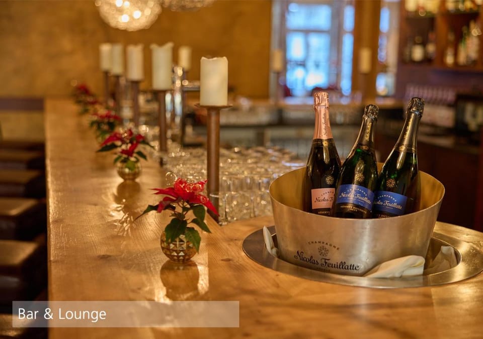 Restaurant/places to eat, Lounge or bar, Alcoholic drinks