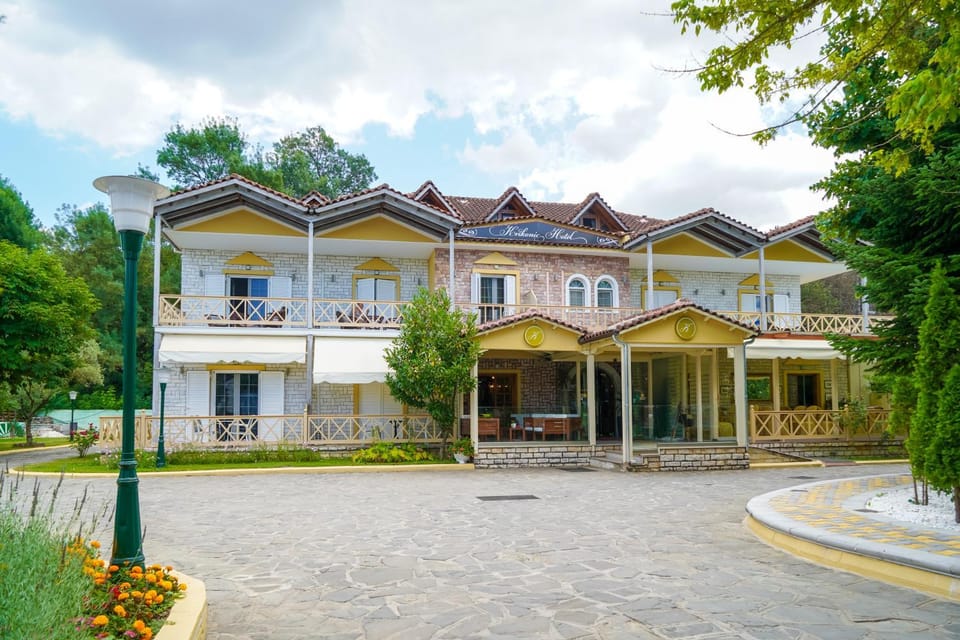 Property building, Nearby landmark, Facade/entrance, On site, Landmark view