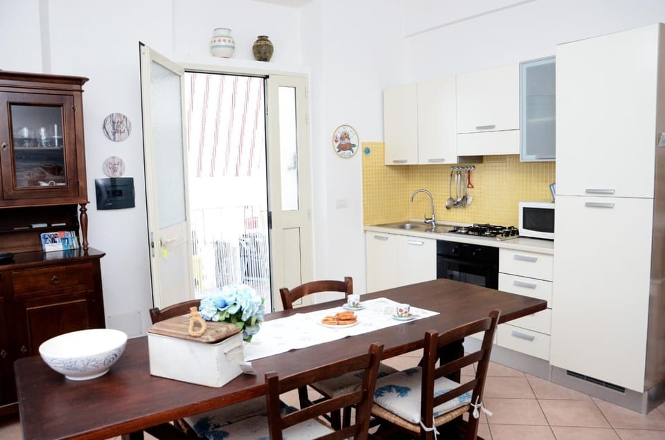 Kitchen or kitchenette, Dining area, oven, toaster
