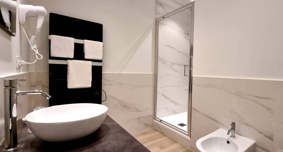 Shower, Toilet, Bathroom, bidet, towels