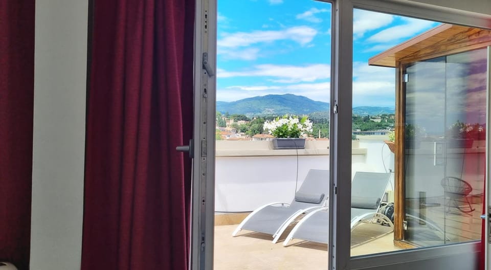 Patio, Day, Natural landscape, View (from property/room), Balcony/Terrace, Mountain view