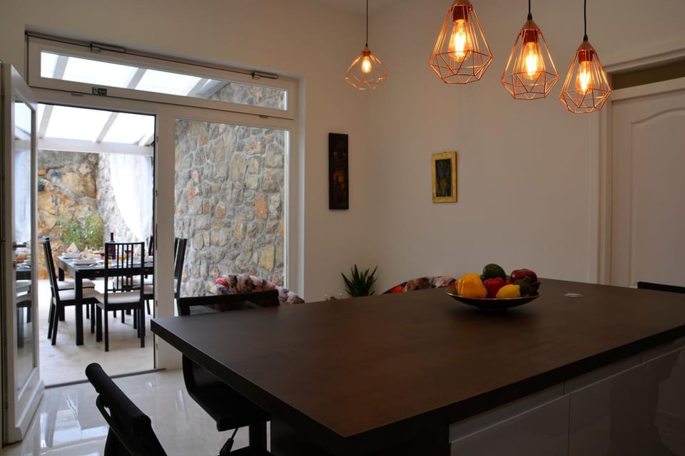 Kitchen or kitchenette, Dining area, kitchen